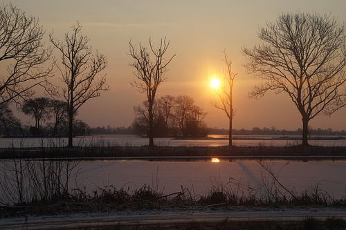 opkomende zon boven meer