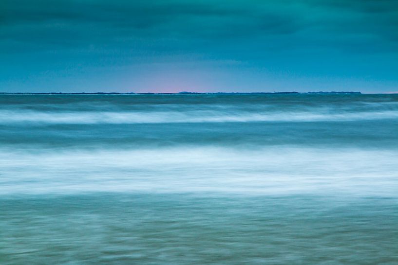 Avondzee op Ameland met zicht op Terschelling von Marjon Meinders