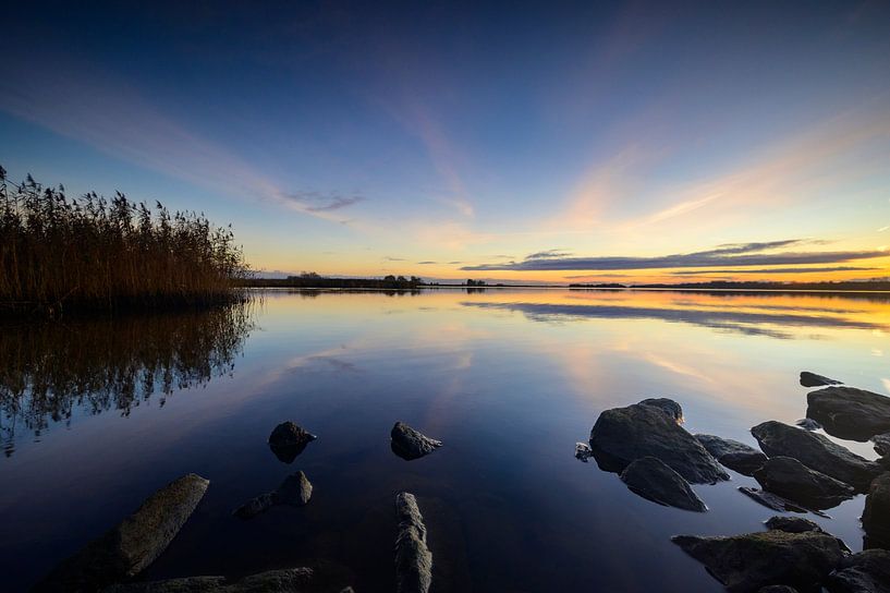 Zonsondergang aan een meer tijdens een koude wintermiddag van Sjoerd van der Wal Fotografie