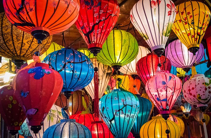 Kleurrijke lantaarns in de straten van Hội An, Vietnam van Rietje Bulthuis