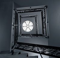 Treppenhaus in schwarz und weiß