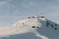 Besneeuwde Kitzbüheler Horn bergtop bij zonsondergang