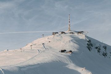 Besneeuwde Kitzbüheler Horn bergtop bij zonsondergang van Sophia Eerden