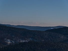 Südschwarzwald mit Alpen im Winter von Timon Schneider