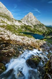 Chute d'eau à Drachensee près de Ehrwald au Tyrol avec Sonnenspitze et Coburger Hut sur Daniel Pahmeier