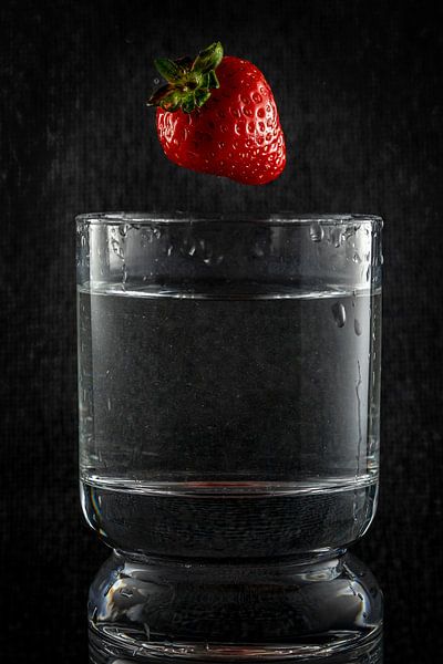 Het moment net voordat een aardbei in het water valt van René Ouderling