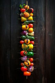 Brochettes de légumes colorées sur bois rustique sur Poster Art Shop