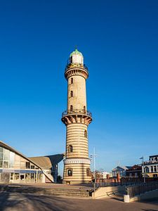 Zicht op de vuurtoren met Teepott in Warnemünde van Rico Ködder