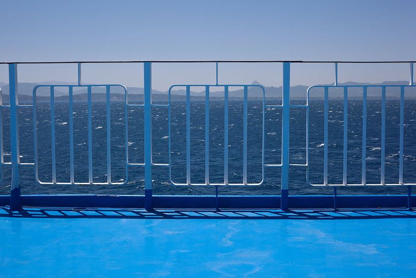 Symphony in Blue, reis per veerboot op de Middellandse zee, in Griekenland. van Eyesmile Photography