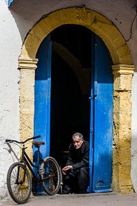 Mann und Fahrrad von Peter Vruggink