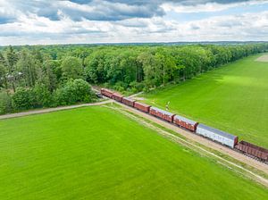 Alter Diesel-Güterzug auf dem Lande