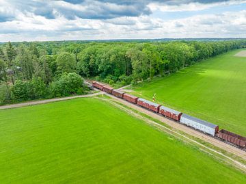 Oude diesel goederentrein op het platteland