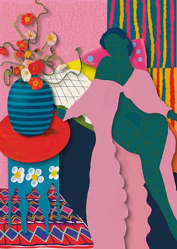 Femme dans un lit coloré avec des oreillers