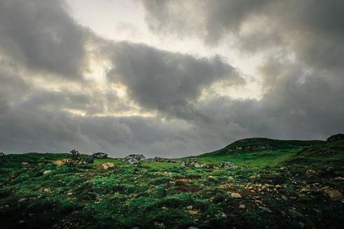 De verlaten uitgestrektheid van de Schotse Hooglanden. Eiland van Skye
