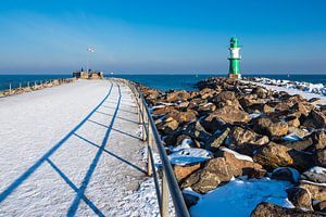 Mole an der Ostseeküste in Warnemünde im Winter