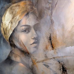 The girl with the hair cloth in gold