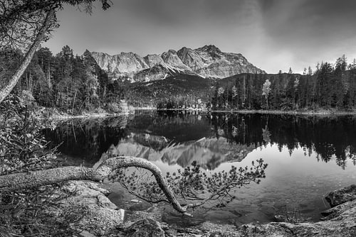 Bergmeer in Beieren met Zugspitze in zwart-wit.