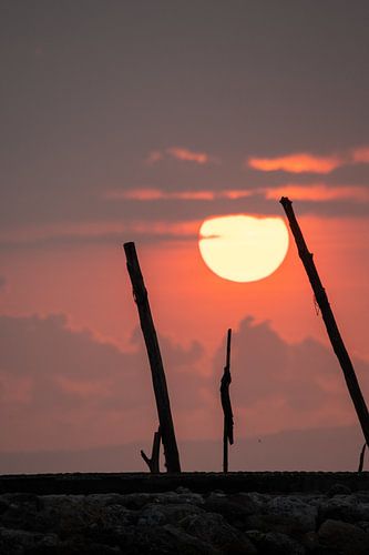 Zonsopgang in Sanur op Bali, Prachtige rode bol van zonneschijn
