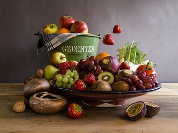 foto stilleven - moderne 'hoorn des overvloeds'  foto stilleven met schaal vol groente en fruit van Bianca Neeleman