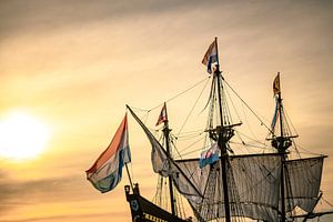 Oud zeilschip Halve Maen van de Verenigde Oost-Indische Compagnie VOC bij zonsondergang van Sjoerd van der Wal Fotografie