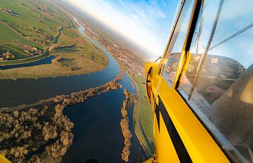 Piper Cub vliegtuig boven de IJssel van Planeblogger