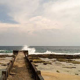 De kracht van de zee, Ambon, Molukken, Indonesië van Zero Ten Studio