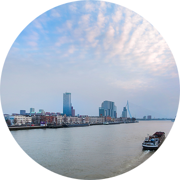 Skyline Rotterdam met boot van Anouschka Hendriks