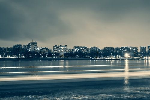 Sentiers lumineux sur l'Escaut avec vue sur le Linkeroever, Anvers (Monochrome)