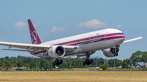 Eine Boeing 777-300 der Qatar Airways in Retro-Lackierung. von Jaap van den Berg