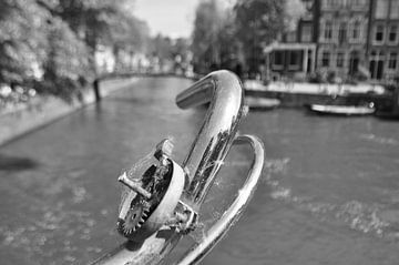 Fietsstuur Brouwersgracht (bel met spinnenweb) van Petra Amsterdam