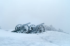 Silhouette de canons anciens gelés dans la brume hivernale sur Milcho Milev