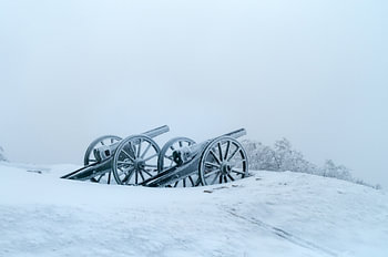 Silhouette de canons anciens gelés dans la brume hivernale