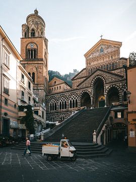 Die Kathedrale (Kirche) und die Treppe von Amalfi an einem frühen Morgen vor der Ankunft der Tourist