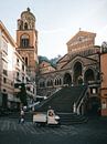 Die Kathedrale (Kirche) und die Treppe von Amalfi an einem frühen Morgen vor der Ankunft der Tourist von Michiel Dros Miniaturansicht
