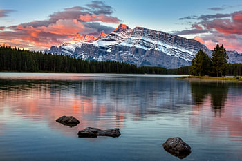 Sonnenaufgang am Mount Rundle, Kanada