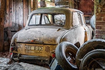Verloren plaats - verlaten Trabant P 70 - DDR van Gentleman of Decay