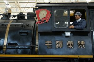 Trein van Mao Zedong 04 - Cabine & bestuurder close up van Ben Nijhoff