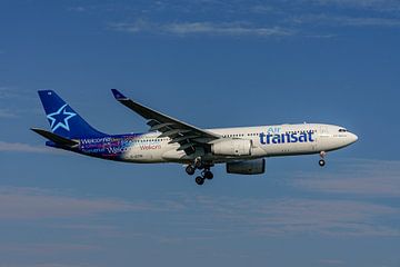 Landende Air Transat Airbus A330-200. van Jaap van den Berg