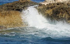 Branding tegen de rotsen,  Grieks eilandje  by Miranda Lodder