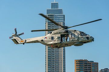 NH-90 helikopter in actie tijdens Wereldhavendagen 2022. van Jaap van den Berg