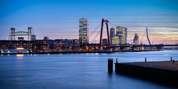 La ligne d'horizon de Rotterdam pendant l'heure bleue