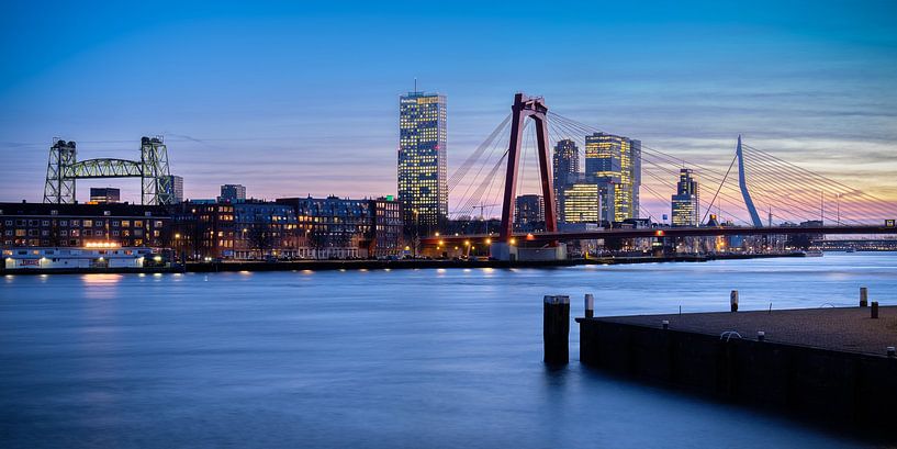 Skyline van Rotterdam tijdens het blauwe uurtje van Mark De Rooij