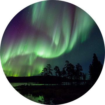 Noorderlicht boven een meer in Lapland, Finland, Europa
