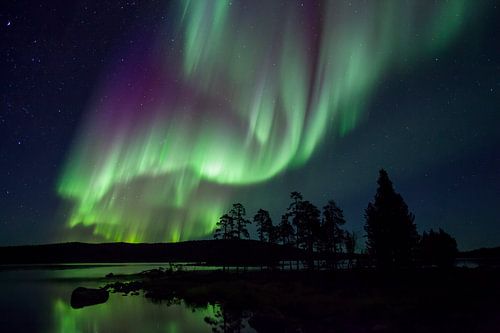 Noorderlicht boven een meer in Lapland, Finland, Europa