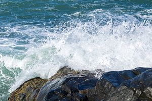 Vagues se brisant sur les rochers – Photographie d'art sur l'énergie océanique