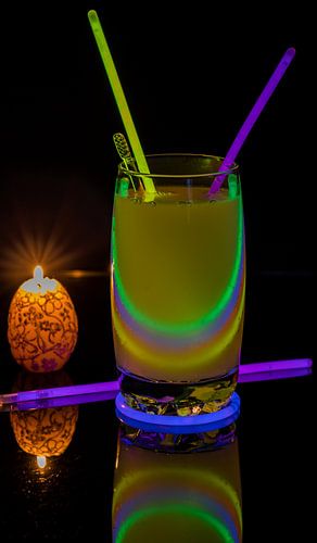 Cocktail met neonlichten en kaarslicht