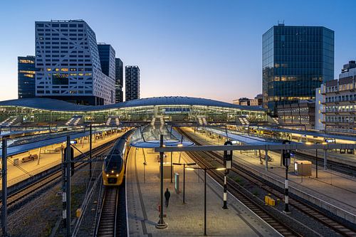 Panorama des Hauptbahnhofs Utrecht am Abend