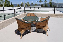 Mobilier tubulaire sur le court de tennis près du château de Hearst, Californie. sur Lars-Olof Nilsson