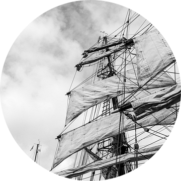 Oude zeilschepen met gehesen zeilen in zwart wit van Sjoerd van der Wal Fotografie