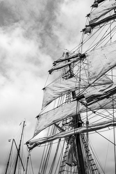 Oude zeilschepen met gehesen zeilen in zwart wit van Sjoerd van der Wal